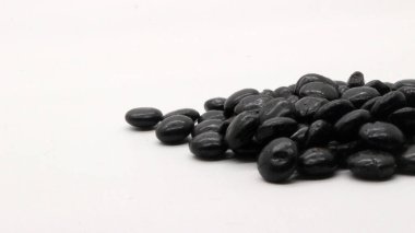 Çikolata aromalı cips, çikolata aromalı yiyecek ve içecek malzemesi. Yuvarlak şekilli ve siyah ya da kahverengi.