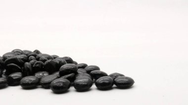 Çikolata aromalı cips, çikolata aromalı yiyecek ve içecek malzemesi. Yuvarlak şekilli ve siyah ya da kahverengi.