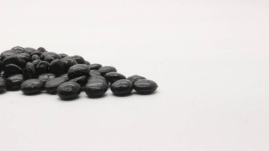 Çikolata aromalı cips, çikolata aromalı yiyecek ve içecek malzemesi. Yuvarlak şekilli ve siyah ya da kahverengi.