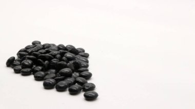 Çikolata aromalı cips, çikolata aromalı yiyecek ve içecek malzemesi. Yuvarlak şekilli ve siyah ya da kahverengi.