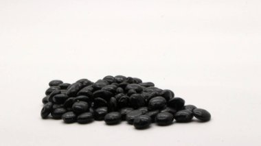 Çikolata aromalı cips, çikolata aromalı yiyecek ve içecek malzemesi. Yuvarlak şekilli ve siyah ya da kahverengi.