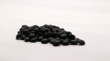 Çikolata aromalı cips, çikolata aromalı yiyecek ve içecek malzemesi. Yuvarlak şekilli ve siyah ya da kahverengi.