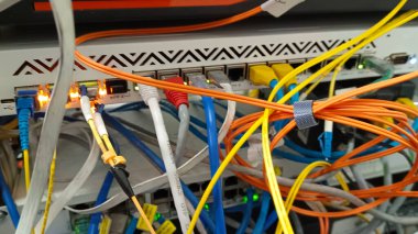 Fiber optik kablolar ağ rafında karmaşıktır