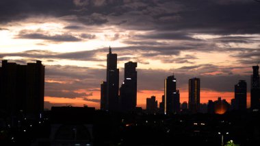 Öğleden sonra Jakarta 'daki yüksek binaların manzarası
