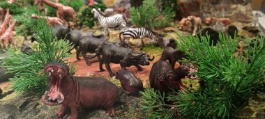 Safari parkında çeşitli hayvan şekilli oyuncaklar.