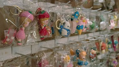 Dükkanda çeşitli şirin anahtarlık aksesuarları satılıyor.