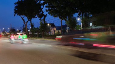 Bulanık efektli hareket eden araba ve motosikletlerin görüntüsü