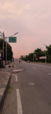 Bekasi şehrindeki otoyolun atmosferi motosiklet ve arabalarla dolu.