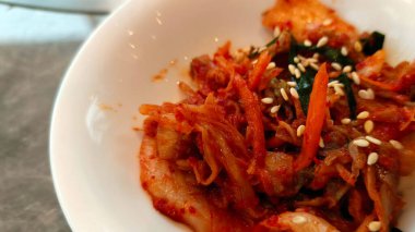 Küçük bir kasede taze Kimchi 'nin yakın görüntüsü.