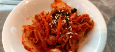 Küçük bir kasede taze Kimchi 'nin yakın görüntüsü.