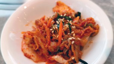 Küçük bir kasede taze Kimchi 'nin yakın görüntüsü.