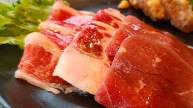 Restoranda kızartılmaya hazır taze et var.