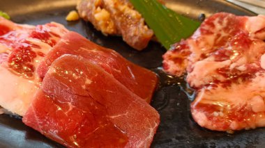 Restoranda kızartılmaya hazır taze et var.