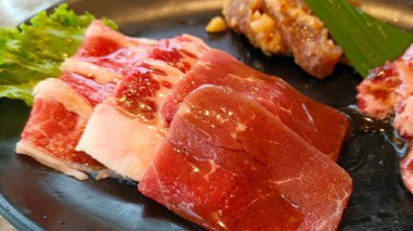 Restoranda kızartılmaya hazır taze et var.