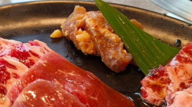 Restoranda kızartılmaya hazır taze et var.