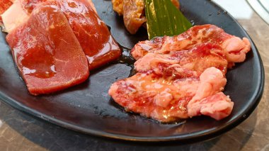 Restoranda kızartılmaya hazır taze et var.