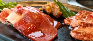 Restoranda kızartılmaya hazır taze et var.