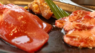 Restoranda kızartılmaya hazır taze et var.