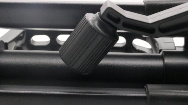 Siyah fotograf çekmek için bir tripod, beyaz arkaplan.