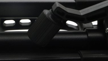 Siyah fotograf çekmek için bir tripod, beyaz arkaplan.