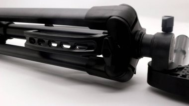 Siyah fotograf çekmek için bir tripod, beyaz arkaplan.