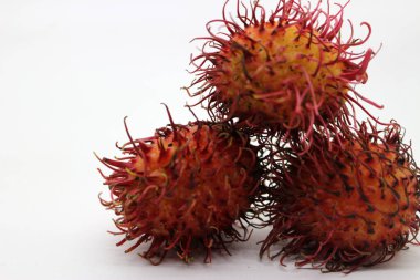 Rambutan meyvesi beyaz arkaplanda izole