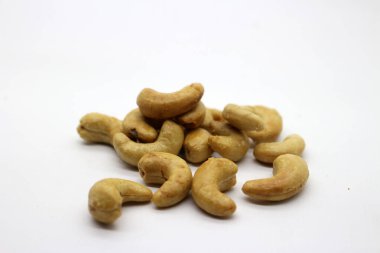 Beyaz arka planda izole edilmiş kaju fıstığı.