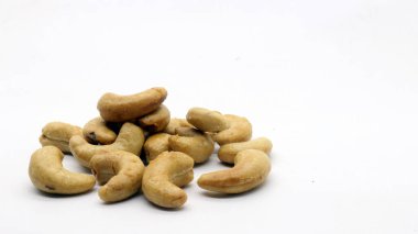 Beyaz arka planda izole edilmiş kaju fıstığı.