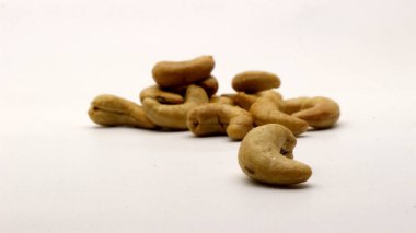 Beyaz arka planda izole edilmiş kaju fıstığı.