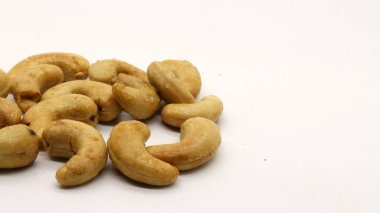 Beyaz arka planda izole edilmiş kaju fıstığı.