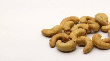 Beyaz arka planda izole edilmiş kaju fıstığı.