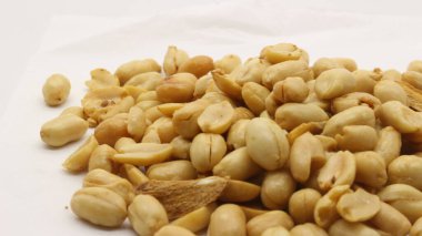 Beyaz arka planda izole edilmiş lezzetli kızarmış fıstıklar.