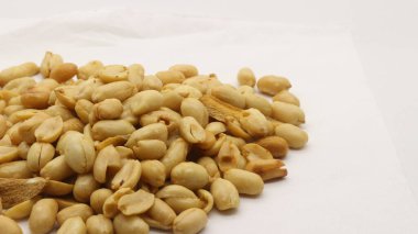 Beyaz arka planda izole edilmiş lezzetli kızarmış fıstıklar.