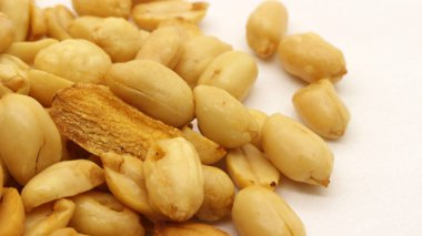 Beyaz arka planda izole edilmiş lezzetli kızarmış fıstıklar.