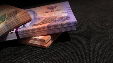 Siyah arkaplanda izole edilmiş Endonezya para birimleri yığını