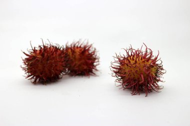 Rambutan meyvesi beyaz arkaplanda izole