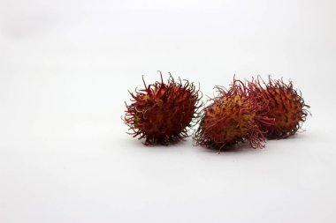Rambutan meyvesi beyaz arkaplanda izole