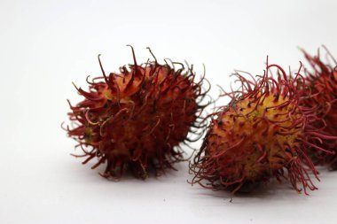 Rambutan meyvesi beyaz arkaplanda izole