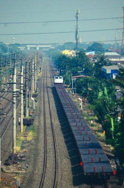 Kırsal kesimde seyahat eden bir yolcu treni görüntüsü. İki tren yolu görebilirsiniz ve bu gerçekten çok güzel bir manzara..