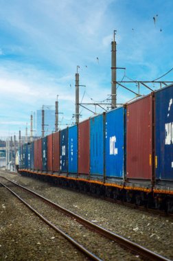 Kırsal kesimde seyahat eden bir yolcu treni görüntüsü. İki tren yolu görebilirsiniz ve bu gerçekten çok güzel bir manzara..