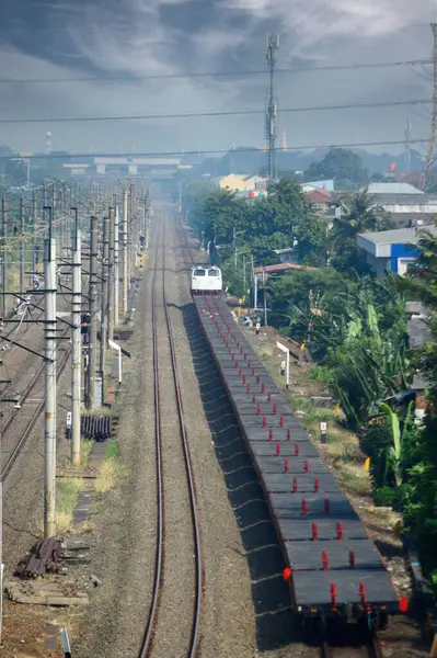 Kırsal kesimde seyahat eden bir yolcu treni görüntüsü. İki tren yolu görebilirsiniz ve bu gerçekten çok güzel bir manzara..