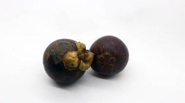 Beyaz bir arkaplanda izole edilmiş iki mangosen.