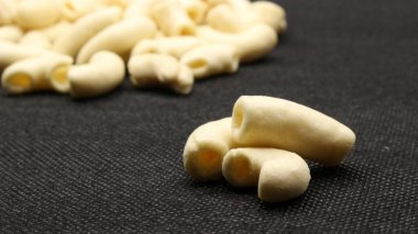 Makarna atıştırmalığı siyah arkaplanda izole edilmiş