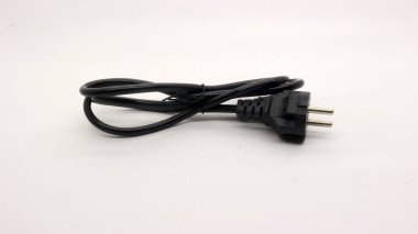 Beyaz arkaplanda güç kablosu ve defter adaptörü.