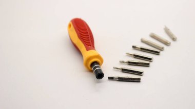Mini tornavida ve tornavida parçaları, çeşitli çok fonksiyonlu tornavida parçaları.