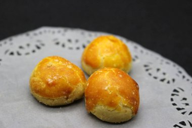 Ev yapımı ananas kekleri ya da nastarlı bayram yemekleri siyah arka planda izole edilmiş.