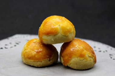 Ev yapımı ananas kekleri ya da nastarlı bayram yemekleri siyah arka planda izole edilmiş.