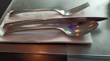 Çatal kaşık bıçağı yemek masasındaki mendilin üzerindeki çatal bıçak takımı için.