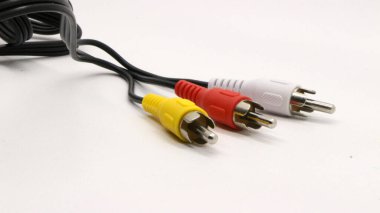 35 mm 'lik ses kablosu beyaz arkaplanda izole edildi