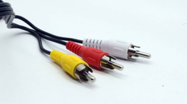 35 mm 'lik ses kablosu beyaz arkaplanda izole edildi